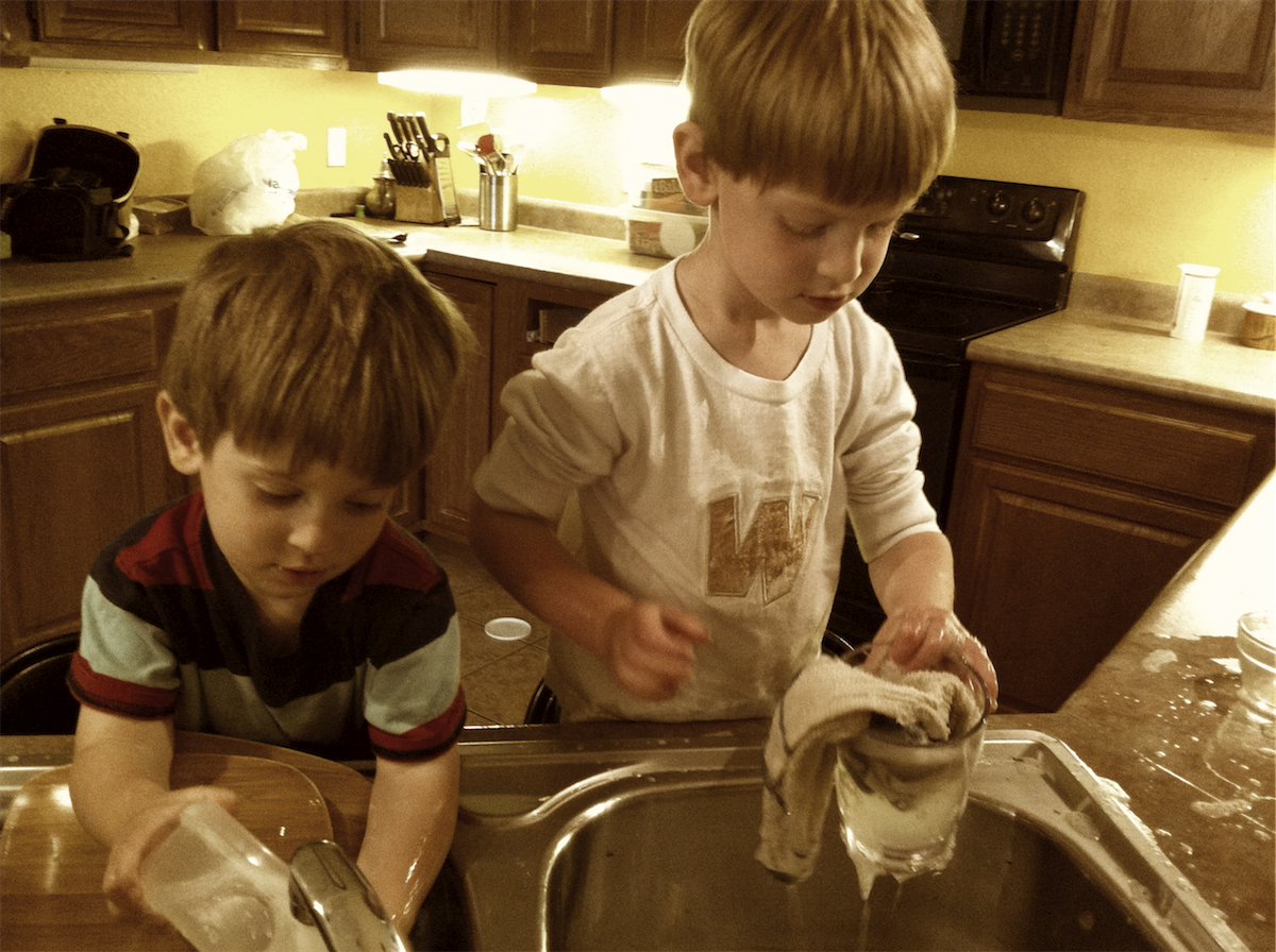 boyswashingdishes
