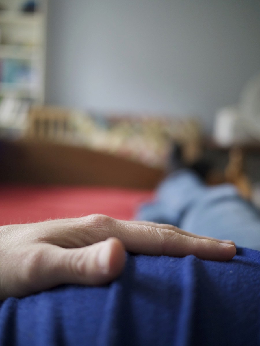 pregnantbellyandcrib2